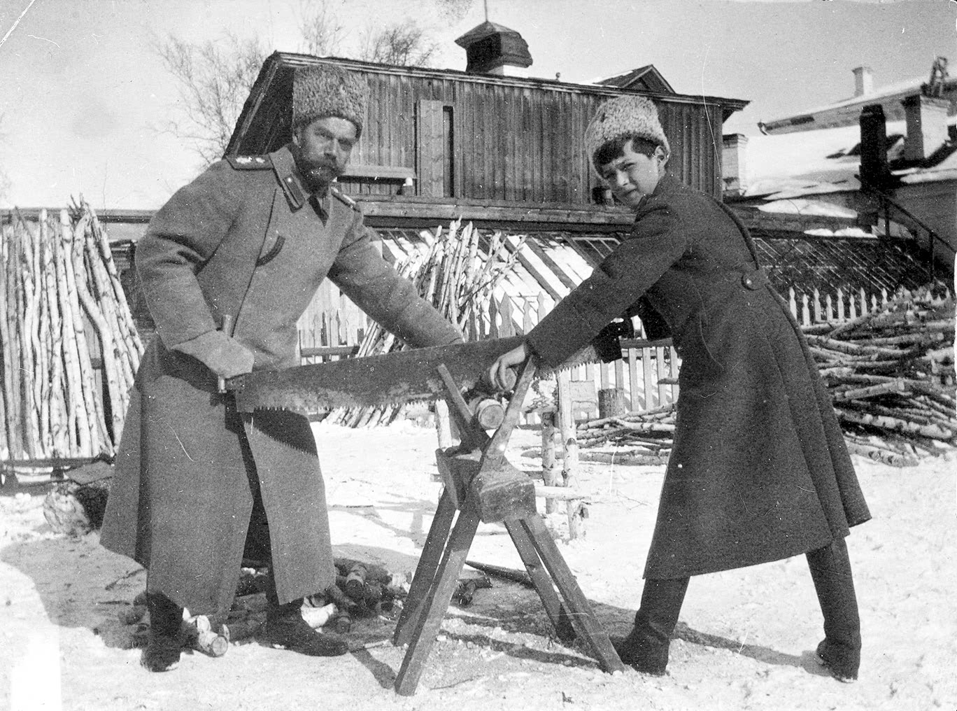 Цесаревич Алексей и Николай II пилят дрова в ссылке в Тобольске, зима 1917–1918 годов. Фотографирует Великая княжна Мария Николаевна © Romanov Collection, General Collection, Beinecke Rare Book and Manuscript Library, Yale University / Wikimedia Commons