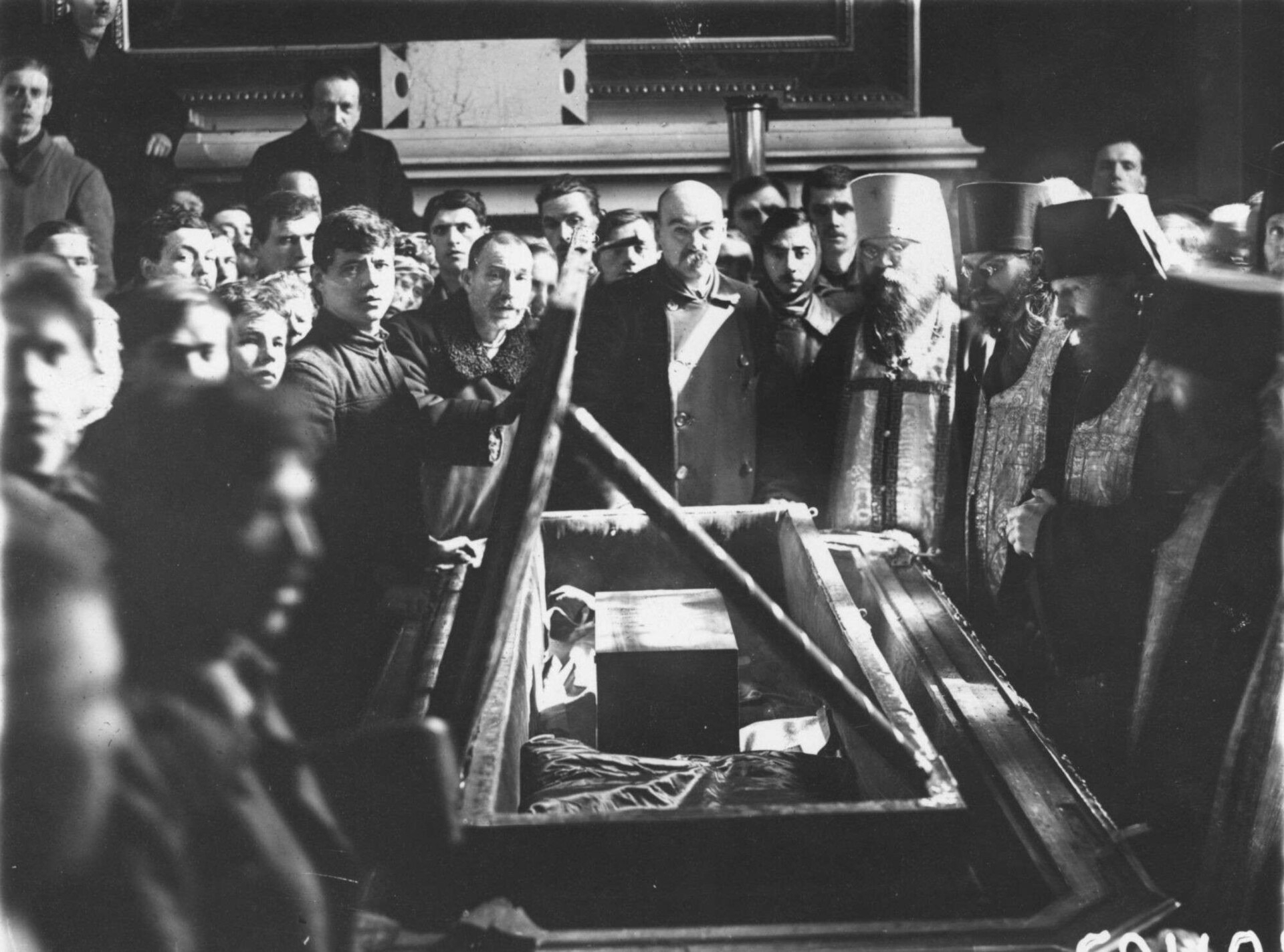 Виктор Булла. Вскрытие раки с мощами Александра Невского в Александро-Невской лавре, Петроград, 1922 год © РОСФОТО / WikiCommons