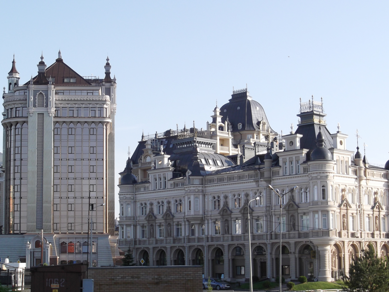 Жилой комплекс «Ренессанс», 2008–2010 годы (слева), жилой комплекс на Касаткина, 2003 год (справа). Архитектор Леонид Горник © WikiCommons