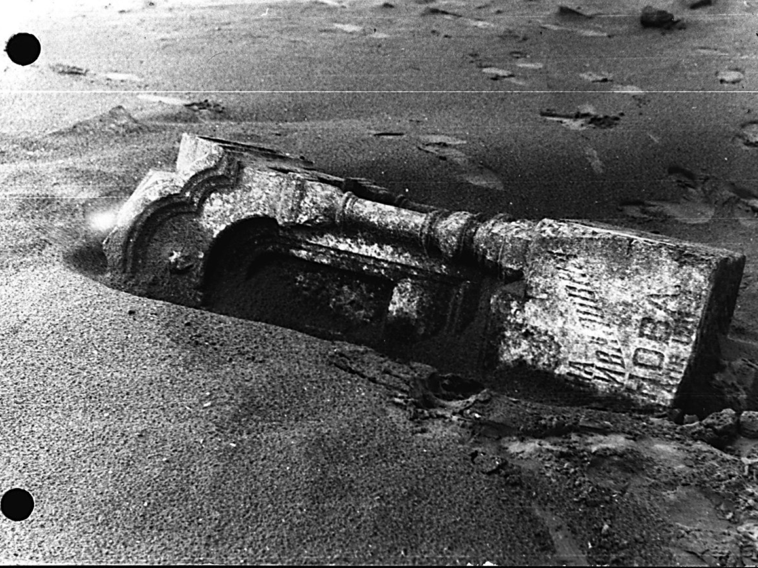 Надгробия, оставшиеся на месте мологского кладбища к 1996 году © Музей Мологского края