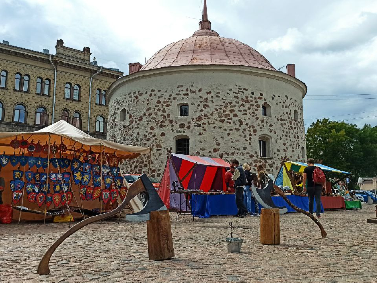 Ярмарка на рыночной площади, на заднем плане — Круглая башня, 2021 год © Александра Колесник, Александр Русанов