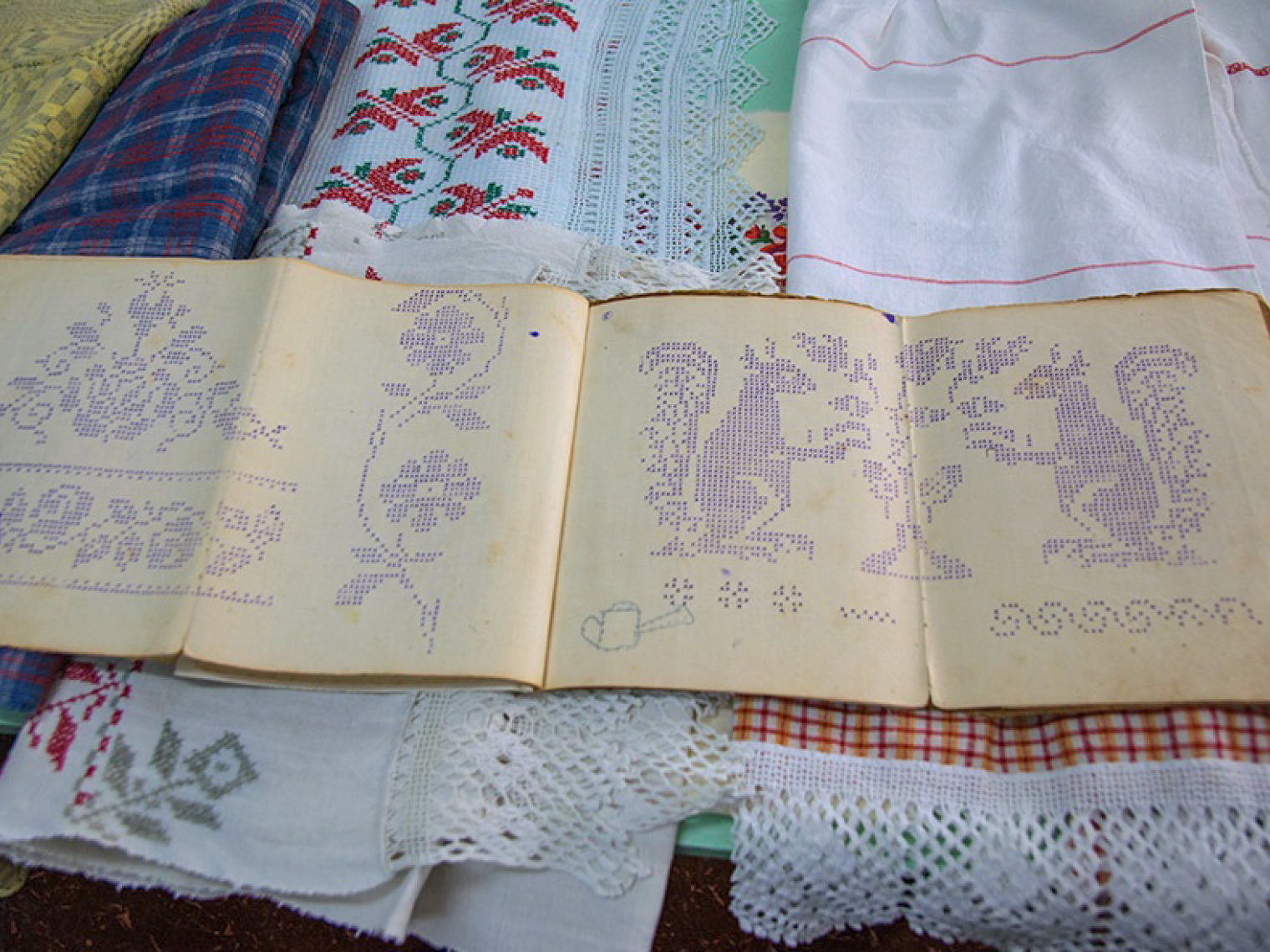 Будущие экспонаты музея в Кузьмовыре © Тканые истории деревни Кузьмовыр / ВКонтакте