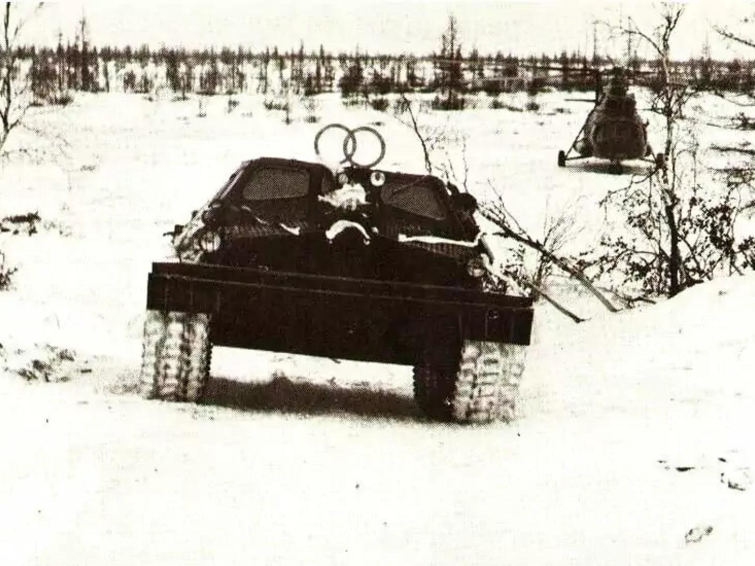 Молодожены едут в ЗАГС на гусеничном тягаче, Ноябрьск, ЯНАО, 1978 год © Из архива Валерия Снисаря