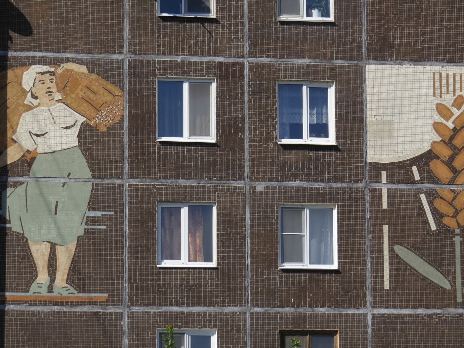 Например, в Пскове Дмитрия привлекли не только шедевры белокаменной архитектуры, но и мозаики с рабочим и колхозницей на панельках © Дмитрий Сасин