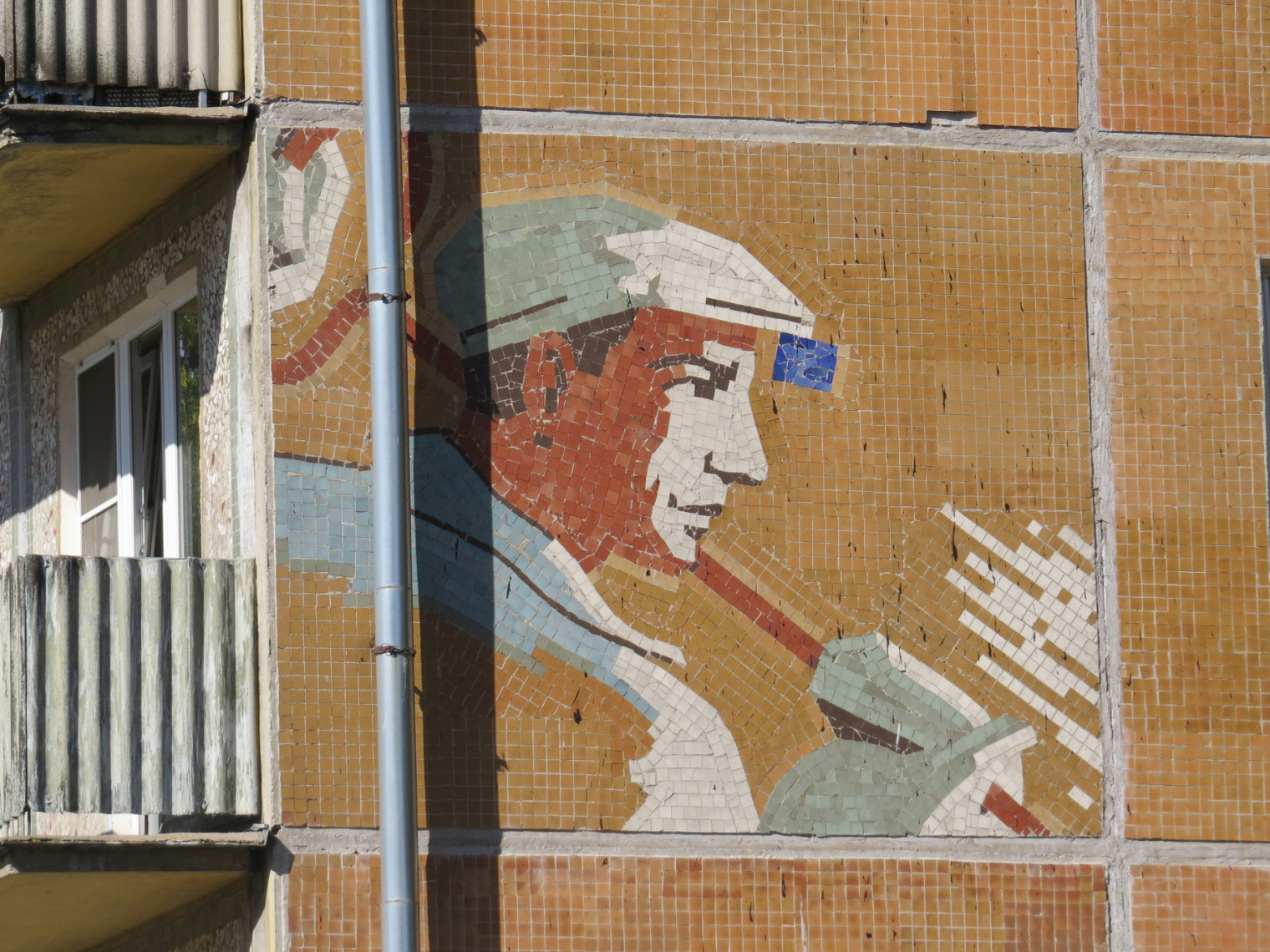 Например, в Пскове Дмитрия привлекли не только шедевры белокаменной архитектуры, но и мозаики с рабочим и колхозницей на панельках © Дмитрий Сасин