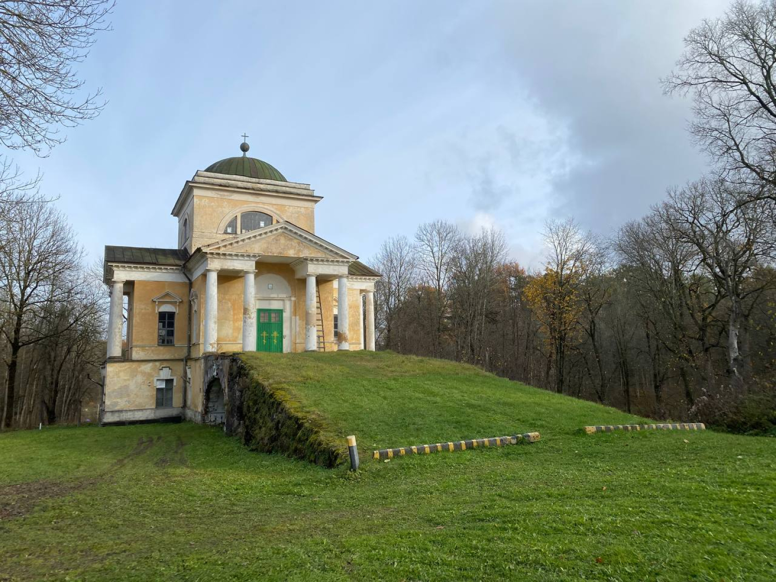 Троицкая церковь в усадьбе Прямухино, построенная по проекту Николая Львова в 1826 году © Евгений Соседов