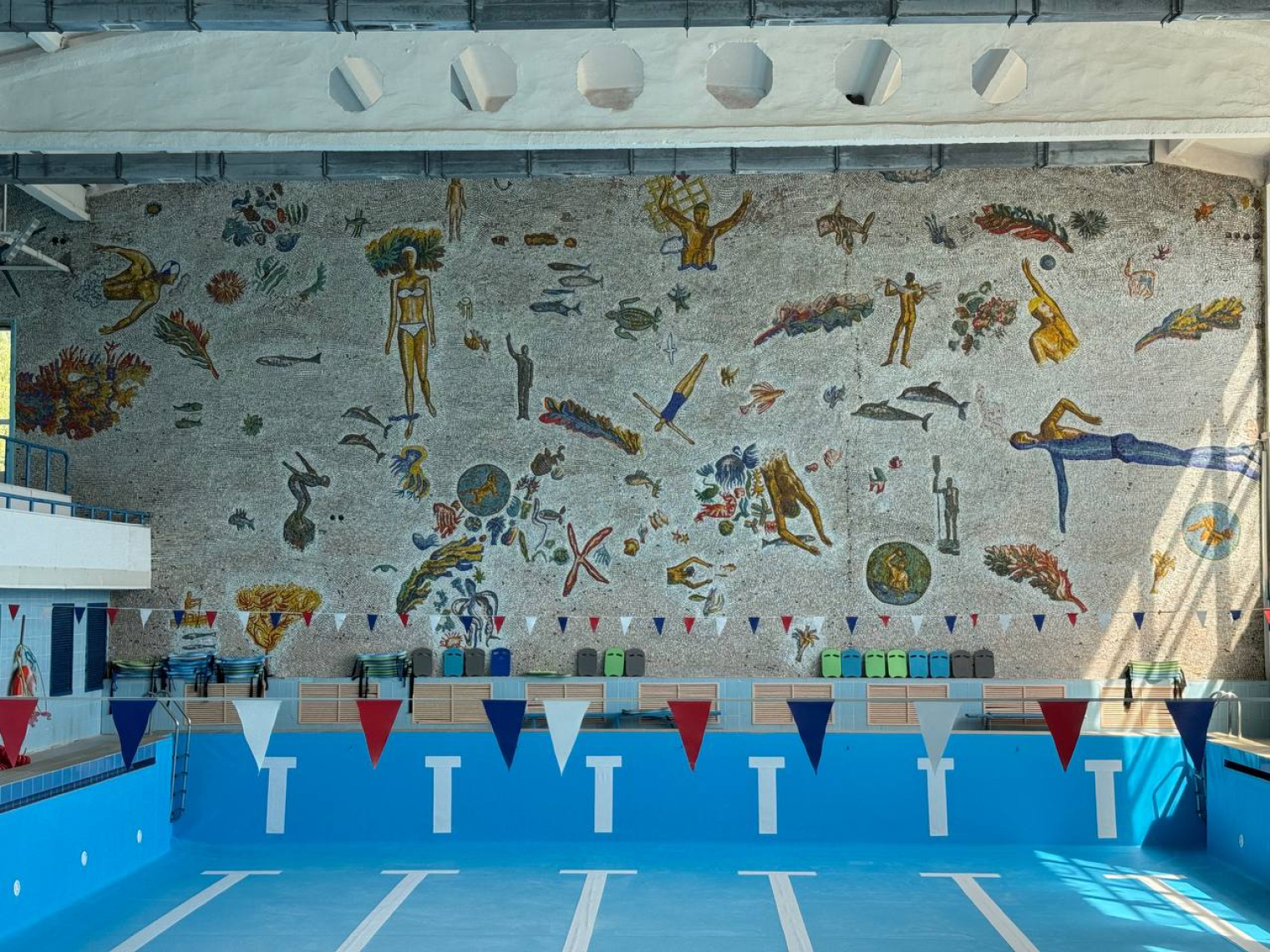 Мозаики из коллекции Валерия: фойе ДК Энергетиков в Усть-Илимске Иркутской области и бассейн «Локомотив» в Узловой Тульской области © Валерий Долженко