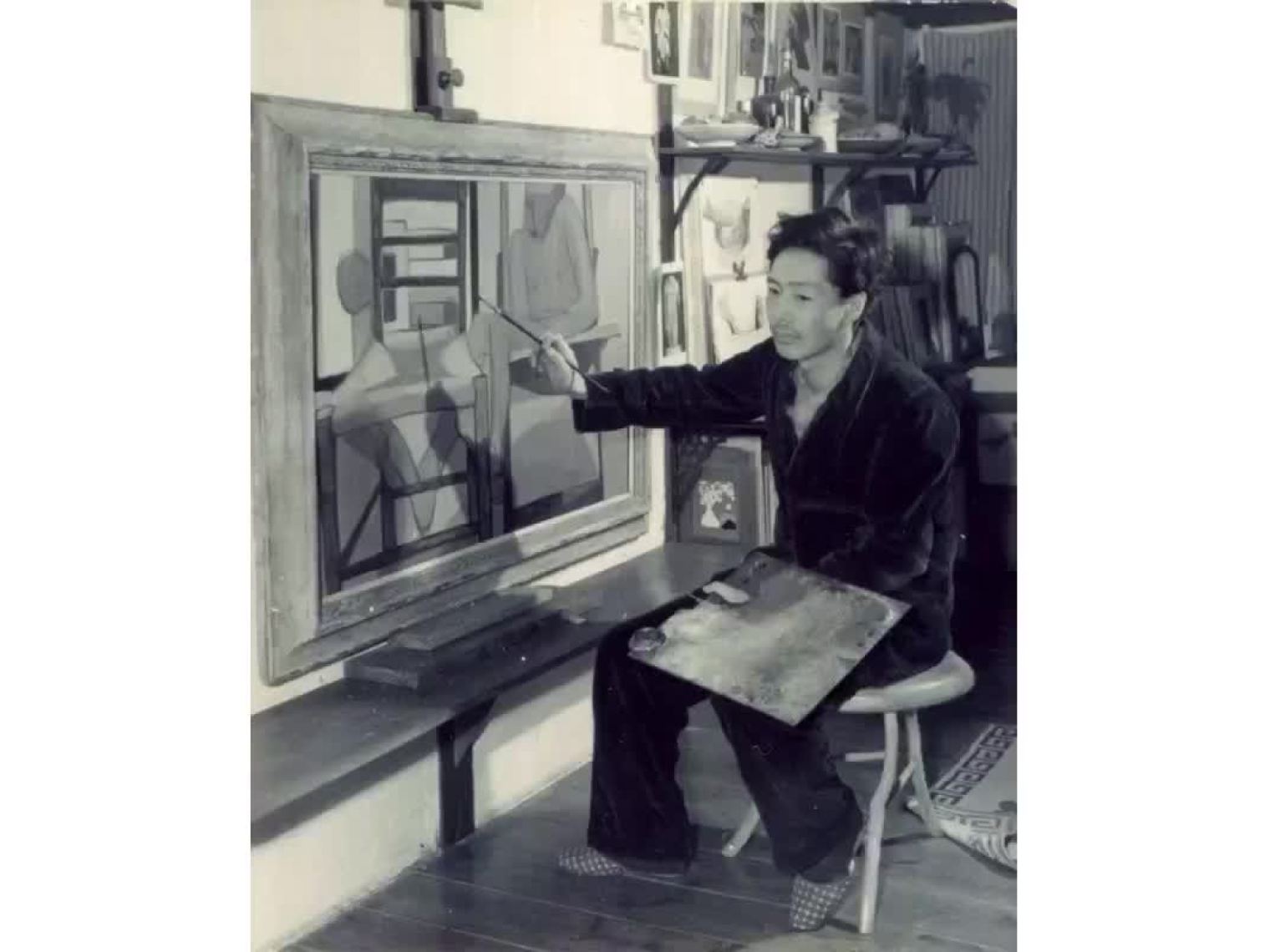 Кадзуки Ясуо в своей студии работает над картиной «Лето», 1951 год © Музей Кадзуки Ясуо