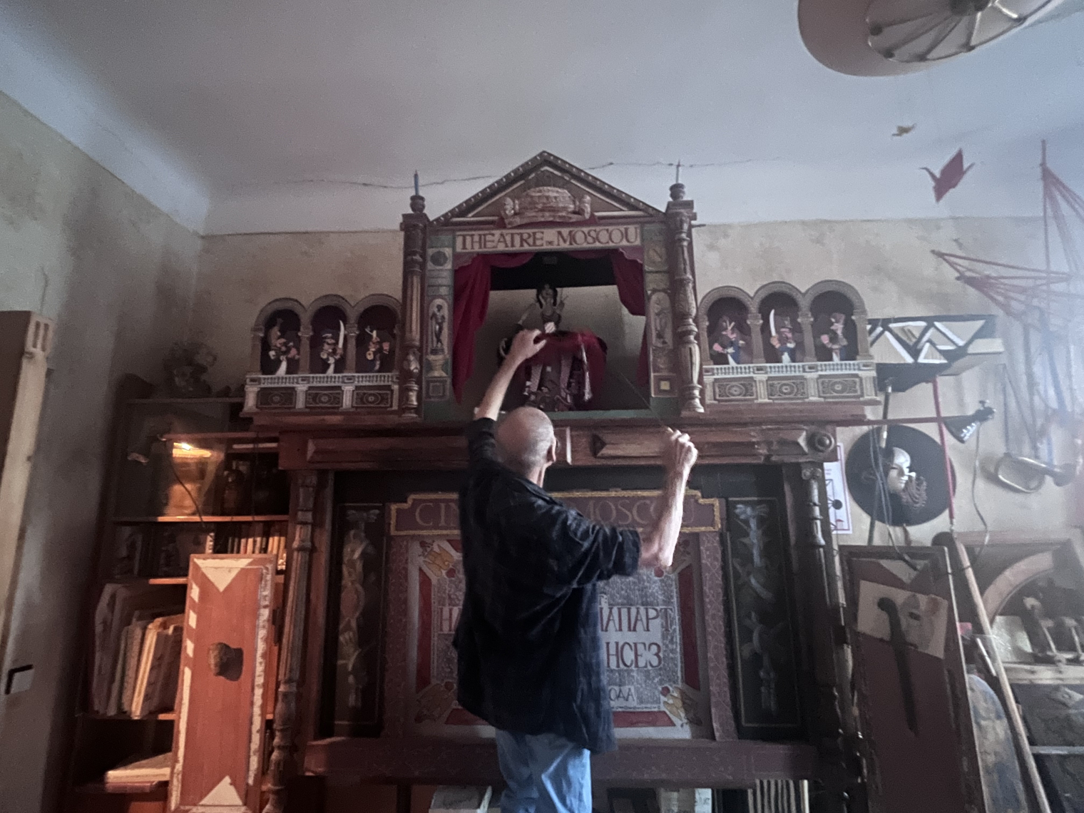 Карелин перед кукольным театром, который он делал со школьниками © Мария Дятлова