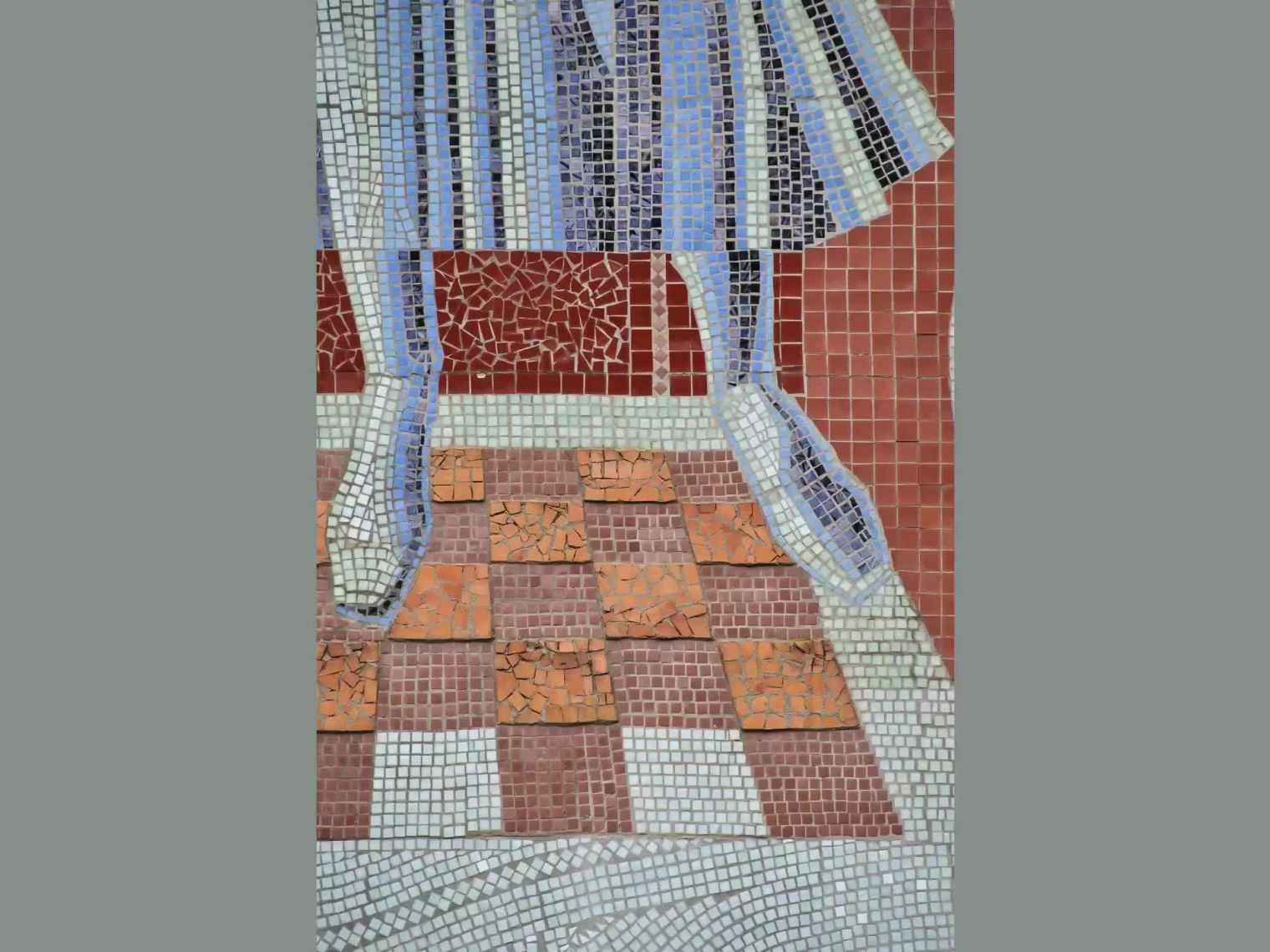 Мозаики В. А. Бибикова на гимназии «Гармония» © сообщество ВКонтакте «Новгород монументальный»