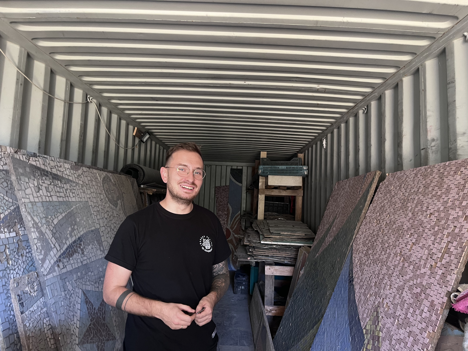 Максим Полкунов и контейнер с его коллекцией мозаик © «РегАспект» 