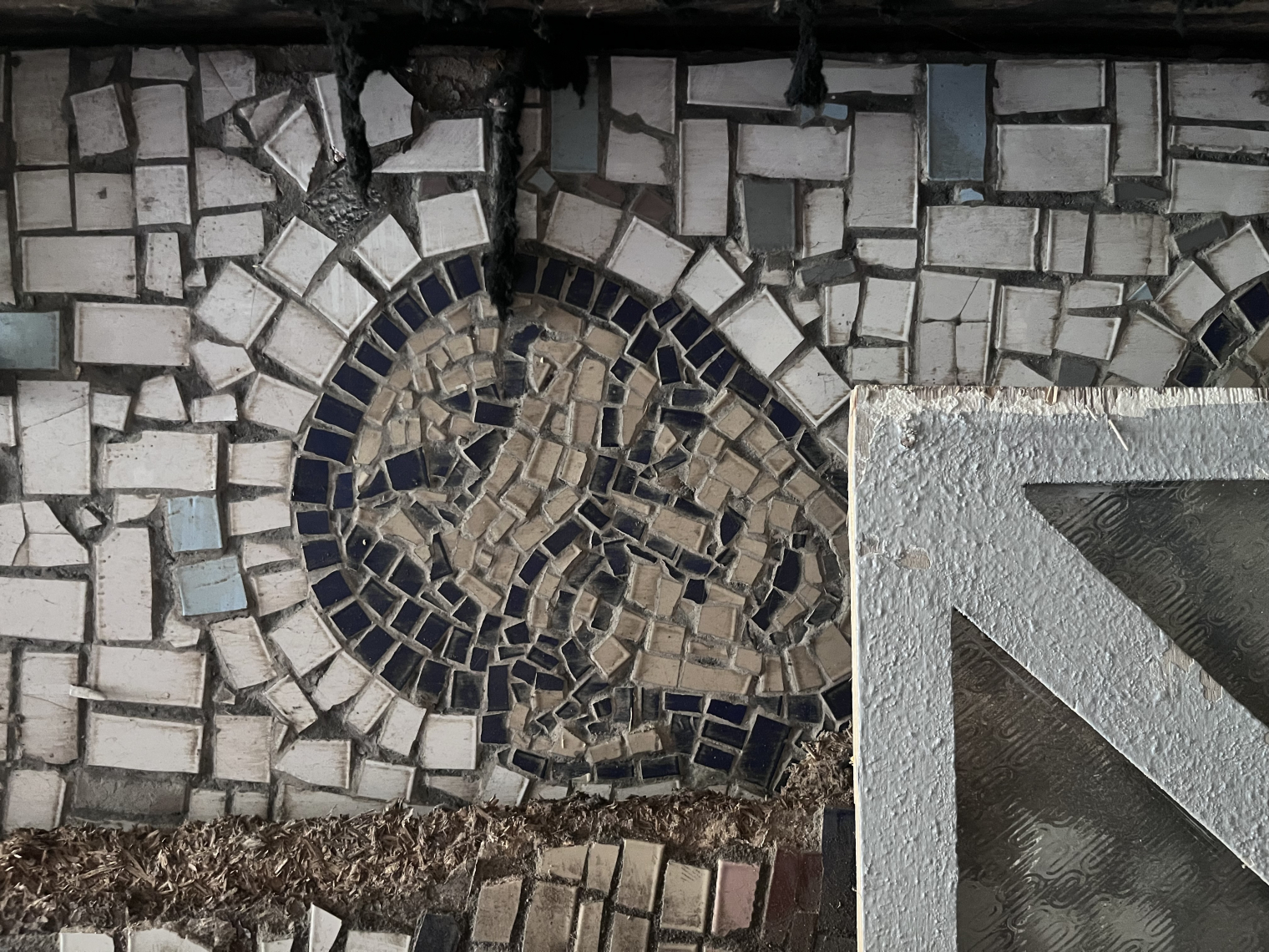 Максим Полкунов и контейнер с его коллекцией мозаик © «РегАспект» 