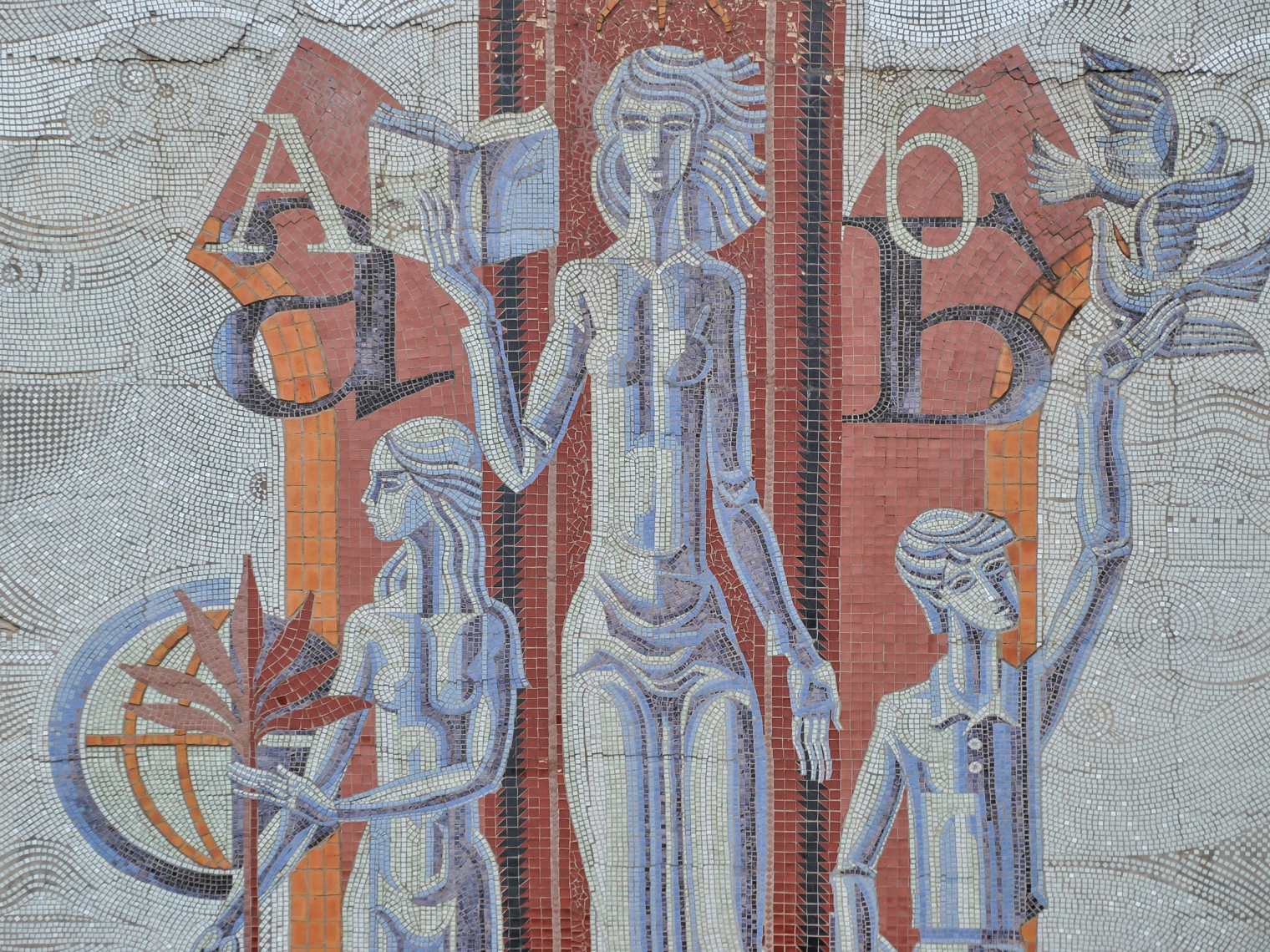 Мозаики В. А. Бибикова на гимназии «Гармония» © сообщество ВКонтакте «Новгород монументальный»