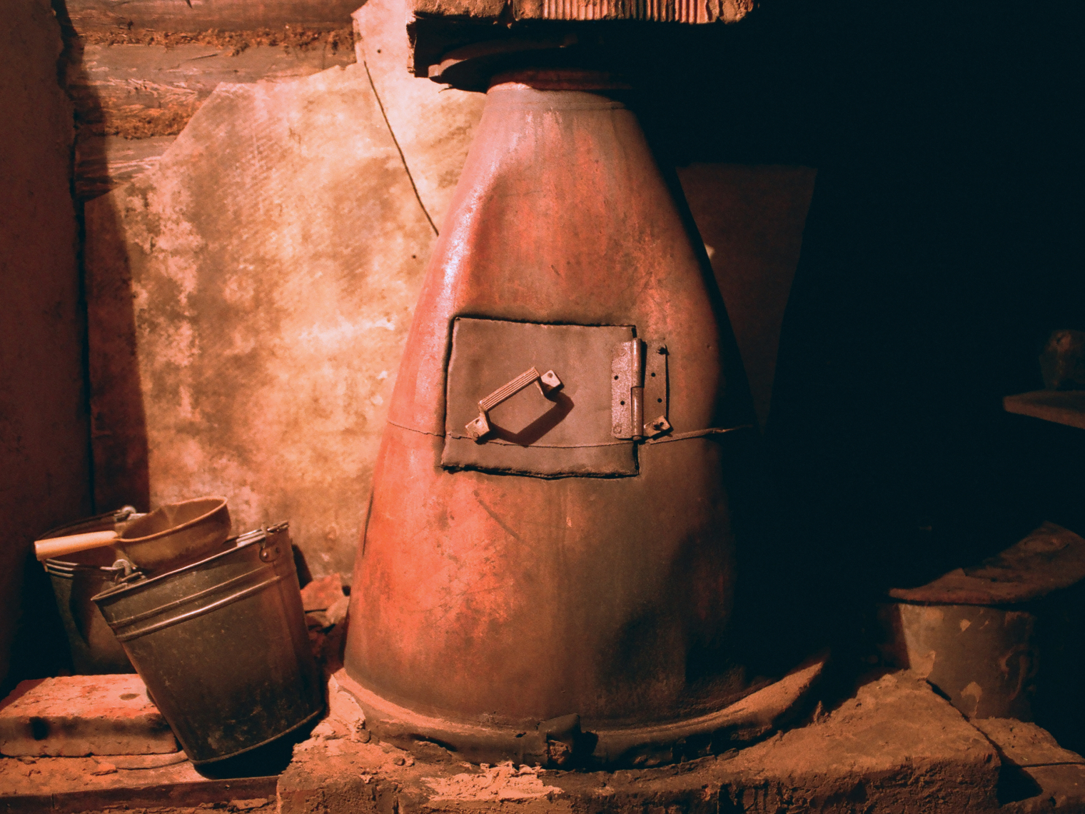 Часть ракетного двигателя, приспособленная к печке в бане. Архангельская область, 2019 год © Поля падения