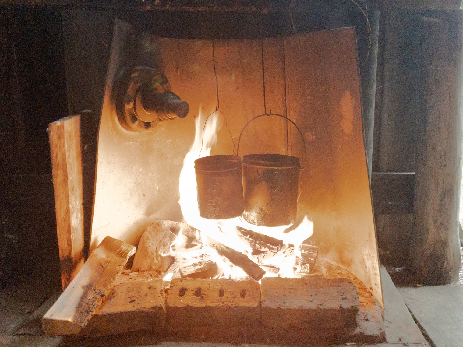 Очаг в охотничьей избе, сделанный из отреза ракеты-носителя «Союз». Республика Коми, 2025 год © Поля падения