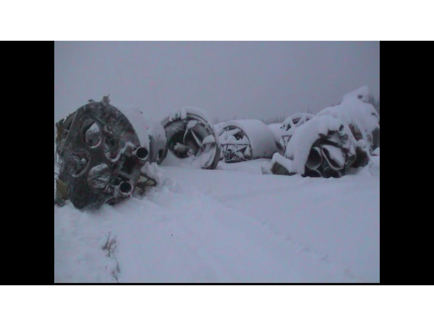 Корпуса ступеней, приготовленные к вывозу на переработку. Фрагменты из видео-архива Сергея Конникова, вошедшие в фильм «Поля падения» © Поля падения