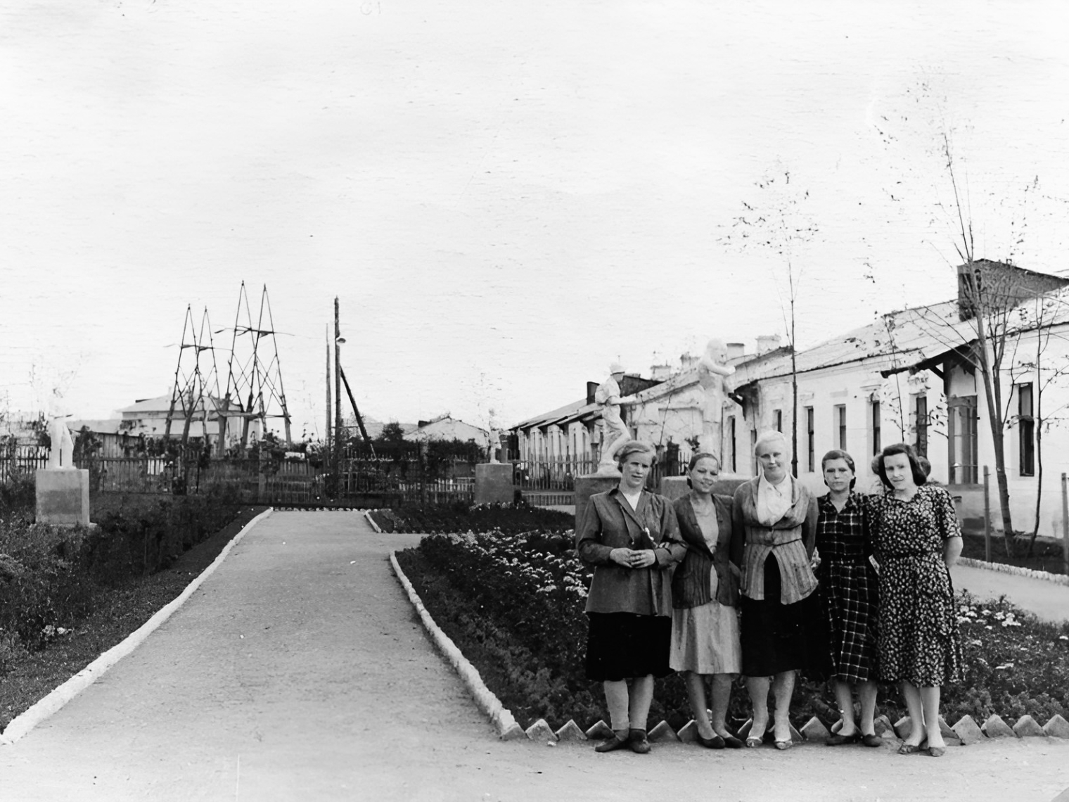 Сквер на Станции юных техников в 1953 и 1956 годах © Личные архивы Анатолия Мальгина и Татьяны Вознюк