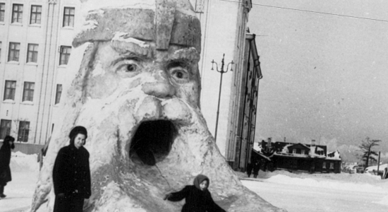 Ледяная горка на Театральной площади, 1955 год © Пешком по Вятке / ВКонтакте