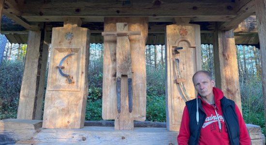 Валентин Карелин у созданного им памятного знака деревне Вишневатка © Мария Дятлова